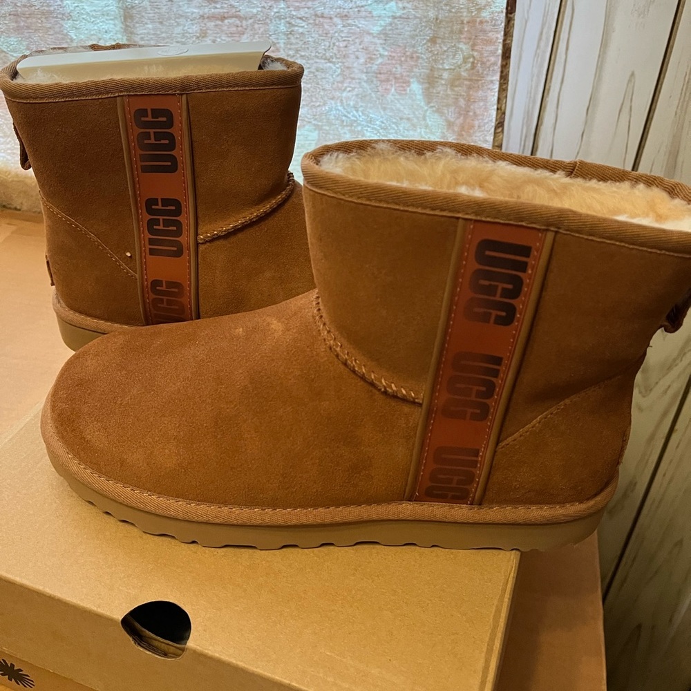 Uggs minnie side logo chest nut